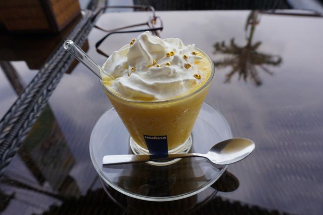 ●リバーサイドビストロ＠トンレサップ川界隈<br /><br />マンゴーフラペチーノ。<br />ん？あんまりマンゴーの味がしない。<br />でも、クールダウン出来て良かったです。<br />これで、3.5ドル。<br />約400円。<br />先ほどの焼肉定食よりずっと高い。<br />どういうこと(笑)？