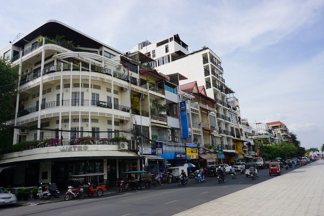●シソワットキー沿い<br /><br />バイクにツゥクツゥク車…と交通量が多いです。<br />