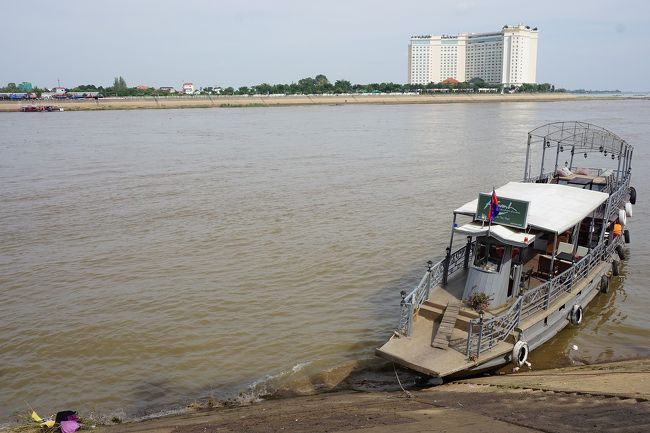 ●トンレサップ川<br /><br />素朴な感じで。<br />向かいの高い建物が気になります。<br />