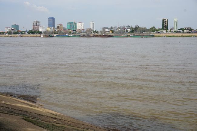 ●トンレサップ川<br /><br />この川を走る遊覧船もあるようです。