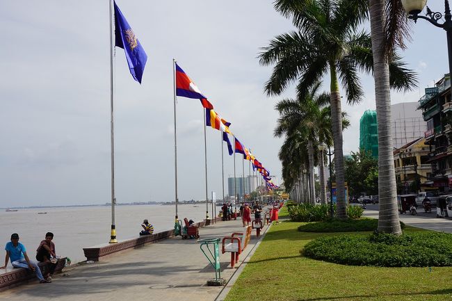 ●トンレサップ川沿い<br /><br />日陰が恋しくなるところ。<br />でも、この川沿いの雰囲気好きです。