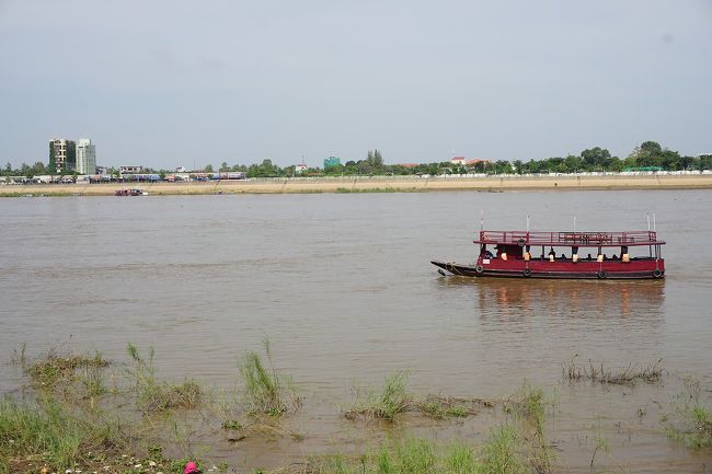 ●トンレサップ川<br /><br />一隻の船。<br />絵になりますね。<br />どこに向かっているのでしょう？