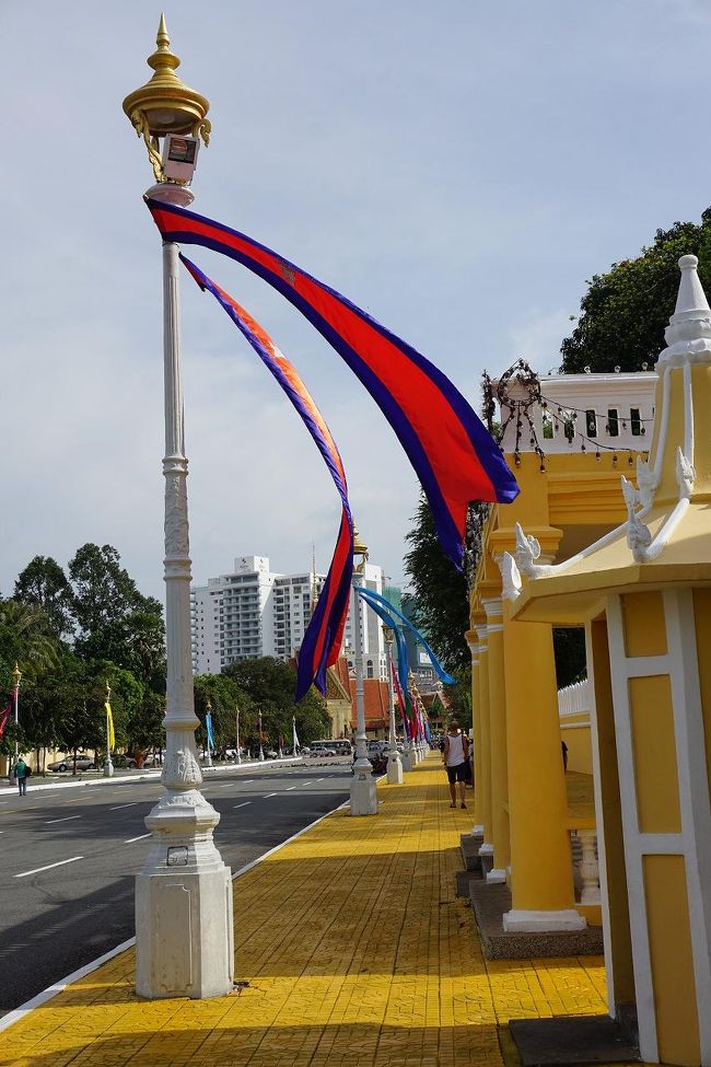 ●王宮＠ソティアロス通り<br /><br />王宮の横の通りを歩いて入り口を探します。<br />黄色が美しいです。