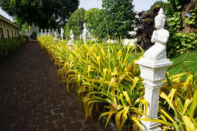 ●王宮<br /><br />入場料を支払って中に入りました。<br />ポツポツ、日本人を見かけました。