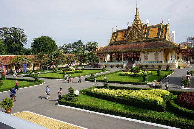 ●即位殿から＠王宮<br /><br />とっても綺麗に整備された王宮敷地内。