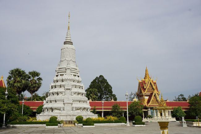 ●アンドゥオン王のストゥーパ＠シルバーパゴダ<br /><br />左が、アンドゥオン王のストゥーパです。