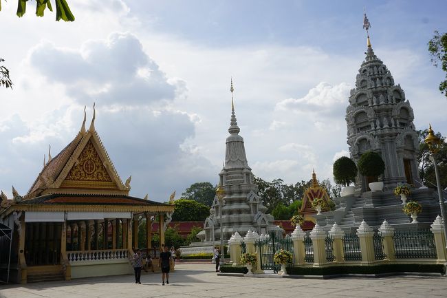 ●シルバーパゴダ敷地内＠王宮隣接<br /><br />ここの王宮とシルバーパゴダは、入場時間に注意が必要です。<br />朝の8時から11時まで。<br />お昼は14時から17時まで。<br />11時から14時まで、たっぷり3時間(笑)、入場は出来ません。<br />