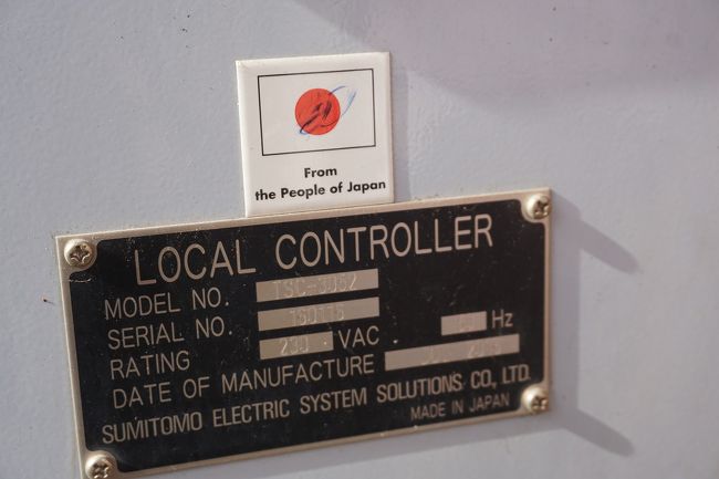 ●王宮界隈<br /><br />王宮からの帰り道。<br />ずっと信号が日本と一緒だな…と思ってたら。<br />信号機の足元に日本の国旗。<br />嬉しいですね、「日本の人々から」と書かれています。