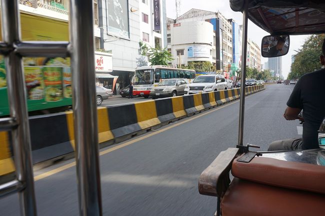 ●ツゥクツゥク<br /><br />王宮からの帰り道、初めてツゥクツゥクに乗りました。<br />この時を境に、ツゥクツゥクの虜になりました(笑)。<br />最高すぎる(笑)。