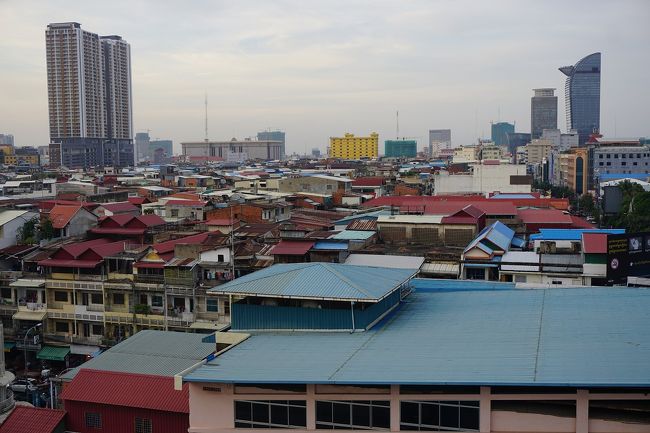 ●G Mekong Hotelから<br /><br />プールより更に高い場所から。<br />右側にプノンペン駅前のバタナックキャピタルタワーが見えてます。