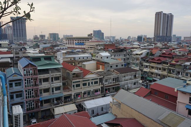 ●G Mekong Hotelから<br /><br />高い建物がポツポツと。<br />素朴なプノンペンです。