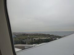 あっという間にイスタンブール空港へ着陸。１時間ちょっとでした。
