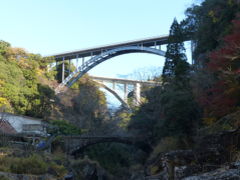 「高千穂三代(段)橋」です。

上：高千穂大橋
中：神都高千穂大橋
下：神橋

　…です。