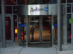 フランクフルトに着き、宿泊ホテルに向かいます。　　「ラディソンブルー」

外観は丸い奇抜な形でしたが、中は普通のビジネスホテルでした。