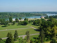 丘の上のゴルニー・グラードから眺めると、カレメグダン公園はサヴァ川とドナウ川が合流する場所にあり、地理的重要性から紀元前４世紀には要塞が造られていたというが、現在残っているのは１８世紀以降に造られたもの。