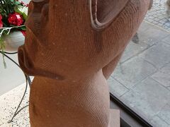 大聖堂の横にある観光案内。
日本語の大きいマップがほしかったので購入。
この写真の子、例の雨樋の怪物くんのデフォルメですかね。