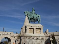 外へ出てきました、寒いですが好い天気。漁夫の砦の２階部分へ上がります。この場所、オフシーズンは係員を配置するだけの収入が得られないので、無料とのことでした。通年無料の一階部分との違いも(高さ５m)あまりありませんしね。