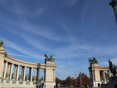 バスで移動して英雄広場