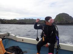 ポイント名：真栄田岬ツバメの根

バックロールでエントリーするきりちゃん。
