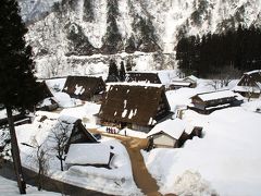 今回の最終目的地、世界遺産五箇山の菅沼集落に到着。３月も半ばだが山深い五箇山はまだまだ雪が深い。けれど、雪景色こそ合掌造りにはふさわしい気がする。