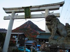 取りあえず、今年の滋賀の紅葉はこの太郎坊宮の紅く染まった山で見納めとしました。　