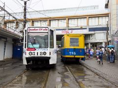 ウラジオストク市電でたぶん一番乗降客が多いと思われるルゴヴァヤ駅。
駅付近には昔ながらのロシア風と今時のショッピングモールが混在してます。

ウラジオストク駅周辺と比べ下町感満載です。