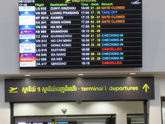 ◆シェムリアップ国際空港◆
シェムリアップからバンコク行のバンコクエアウェイズは19時35分発です。

シェムリアップからプリアヴィヘアまで300キロほど。朝6時にメリディアンホテルを出発し、ベンメリア観光とプリアヴィヘア観光をしてシェムリアップ国際空港19時35分の飛行機に乗れる、とローズさんと相談して決めました。

ローズさんが一人運転で朝6時出発、空港に17時15分到着。ジャストタイムで遠距離観光できました。


シェムリアップ国際空港到着時はバンコクエアウェイズのチェックイン時間前。カウンターに並びました。一人一人のチェックインが遅いですから時間に余裕をもって並ばなきゃ。



