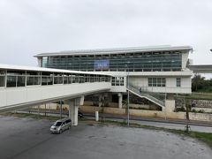 この日はあいにくの雨交じりの天気でしたが、ゆいレールの那覇空港駅までは屋根付きの連絡通路があるので大丈夫。
