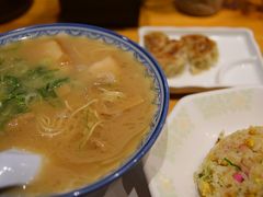 博多　元祖赤のれん 節ちゃんラーメン　ラーメン定食 ￥750

今見ても、どう見ても、どう言い訳しても食べ過ぎ。
ま、博多の夜だから。
