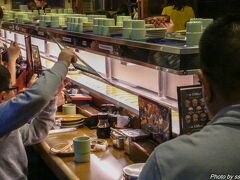鉄輪温泉の近くに有名な回転寿司があることを発見したので、少し早めの晩ご飯に。
インバウンド恐るべし、4時半に行ったのに、多くのアジアの方々が！
結局1時間近くまってようやく席に
