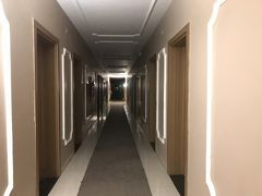 江ノ島みたいに橋で繋がったエーゲ海沿いのホテル、ハリッチパークホテルに宿泊です。
少し寂れた、かつては賑わっていた感じのホテルでした。
廊下の節電が激しく、人感センサーも相当近づかないと反応しないので怖い廊下でした。
シャイニングみたい。