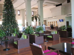 ◆メリディアンアンコール◆
バンコクエアウェイズPG903便でシェムリアップ空港に朝9時着。
シェムリアップ１泊だけのホテルはメリディアンアンコールです。

遺跡に近いホテル、ですが、シアヌーク国王行幸の日なので、前の道が大渋滞。
フンセンさんもこの後プノンペンからお見えになる日、だそうで、ものものしい警戒でビックリしながら到着。空港から30分ほどかかり、迂回してホテル裏口からやっとたどりつきました。

マリオット系の大きなホテルで日本人スタッフが2人いて、初心者には安心だと思います。同行者もガイドブックに出ていると安心していました。