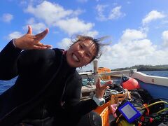 １２月３日１２時。
恩納村塩屋漁港から出航した船で真栄田岬へ向かいます。
インストラクターのきりちゃん（マリンサービスむるぬーし）。元気で明るい子です。