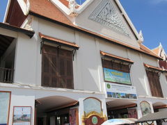 まず、アンコールワットのチケットを買いに行きます。
一人37ドルでクレカ払いＯＫ。アメックスだけ使えません。カンボジアは中国が好きでアメリカは苦手なの？？

（Angkor Ticket Office）はアンコール・エンタープライズ(Angkor Enterprise)が運営しています。

遺跡に近いホテルに泊まっても、チケットを買いに外に向かって走らなきゃならない・・他のホテルでもよかったかな？？

超高級ホテルのアマンについて聞くと、トムさんもローズさんもお勧めではないようでした。