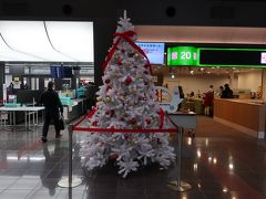 空港内には、クリスマスツリーが飾られています♪。

もうすぐクリスマスかぁ～。１年は早いなぁ。。。