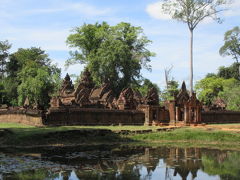 1時間ほど車に乗って、バンテアイスレイ寺院(シェリムアップから車60分中距離遺跡、クメール美術の最高峰、東洋のモナリザ)へ。

エアコンのきいた車でよかった・・トゥクトゥクだと若くない人にはきついと思います。