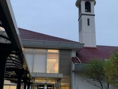 ガラス越しにワインの醸造所や瓶詰めの様子を見学。