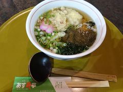 夕食は空港内のレストランでうどん。