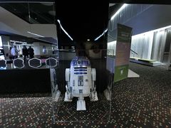 フロントの手前にはR2-D2が！
なるほど…JTBさんが「とても便利でユニークなホテルなので絶対気に入ると思いますよ」と言われてました。
もちろん一発で気に入りましたよ！