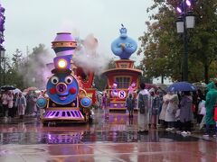 お昼のパレードは雨のせいでフロートが2台だけの短いものでした。