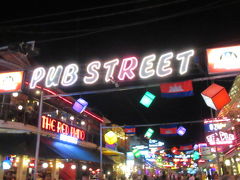 ◆夜のシェムリアップ　オールドマーケットとパブストリートへ

ホテルに帰って出直すのは面倒なので、トムさんにパブストリートに連れて行っていただきました。安心して夜の街歩きできるし、お店の買い物がスムーズ。コショーや衣類（安い）を買いました。


パブストリートはとっても賑やか、小さなホテルはこの界隈にあるみたいだから、ここに近いホテルもよいかも。