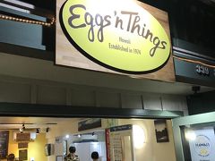 夕食はEggs 'n Thingsへ。
実はハワイでは初見参。