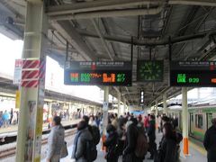 東海道線下りホーム
午前９時前でまだ混雑していました。