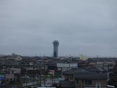 大洗マリンタワーを車内から望みます。この天気では行っても意味ないか。12月は雨が少ないはずなのに。