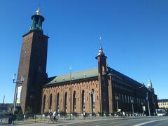 まずは歩いて市庁舎へ向かいます。
ノーベル賞の晩餐会と舞踏会が行われるホールがあります。