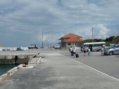 波止場の駐車場で小型観光バスが待っていました。運転手のおじさんとガイドのお姉さんが出迎えてくれました。島内観光のスタートです。