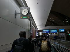 ドバイ到着。
ドバイは朝でも日本時間でいったら夜です。
機内ではウトウトしていたけれど体も頭もボーっとしています。

ドバイはハブ空港なので24時間眠らない空港です。
空港も広いし、人もいっぱい。
乗り継ぎの搭乗口まではかなりの距離がありました。