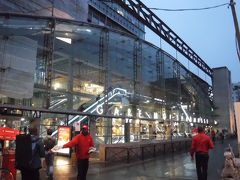 モンパルナス駅。リヨン駅とは違い近代的なガラス張りの駅舎。路面が濡れていますが、傘をさすほどではありません。