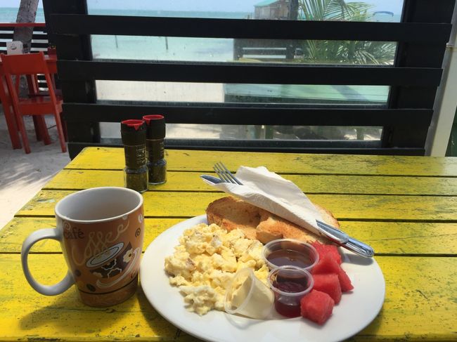 LA CUBANA ホステルの1階にあるレストランで朝食。<br />