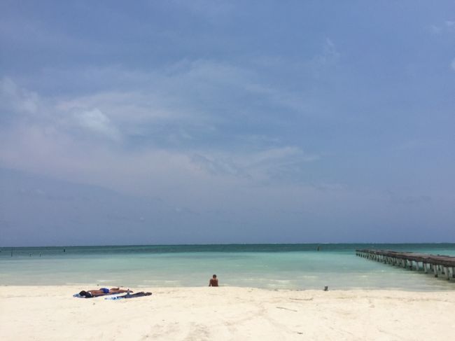 真っ青な空と海。